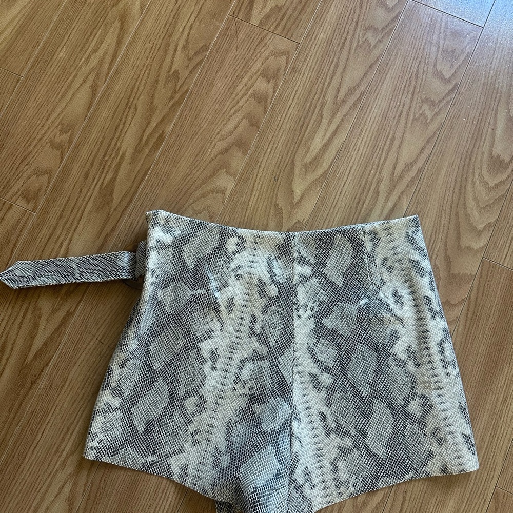 NWOT Snakeskin Print Women Mini Skorts - Picture 2 of 5